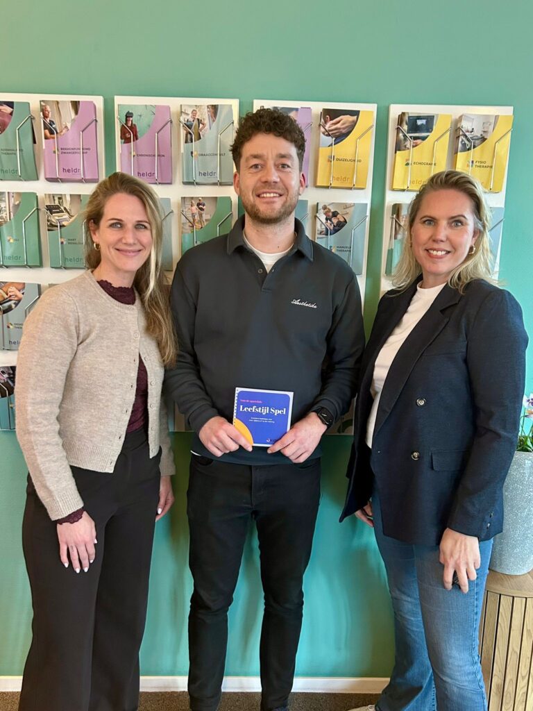 Ilona Slomp (coördinator Kidslife), Patrick Gierveld (projectmanager X-Interactive) en Debbie Ammerlaan (oprichter Kidslife) vieren de start van een unieke samenwerking waarin zorg, technologie en menselijkheid samenkomen.